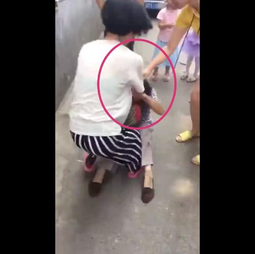 女孩被妈妈用板子打视频