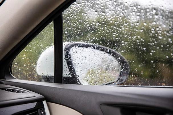 雨天行车车窗玻璃看不清实用技巧